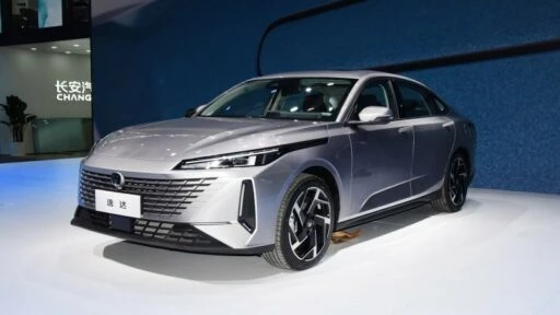 Седан Changan Lamore спереди сбоку