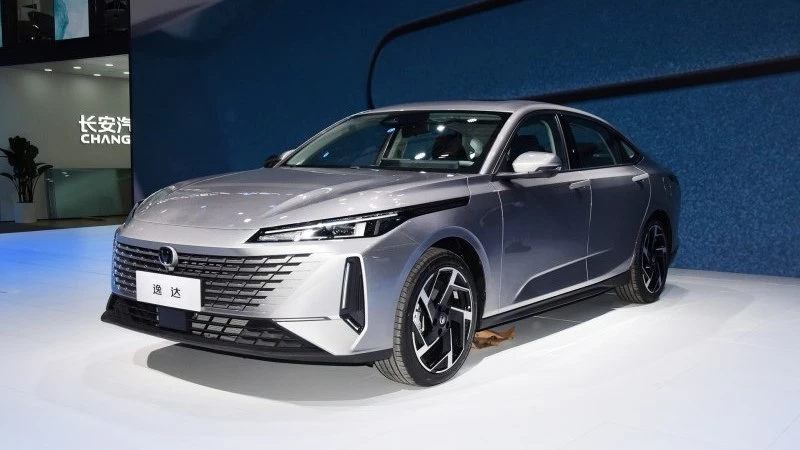 Седан Changan Lamore спереди сбоку