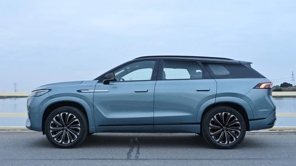 официальные фото кроссовера Chery Tiggo 9 сбоку