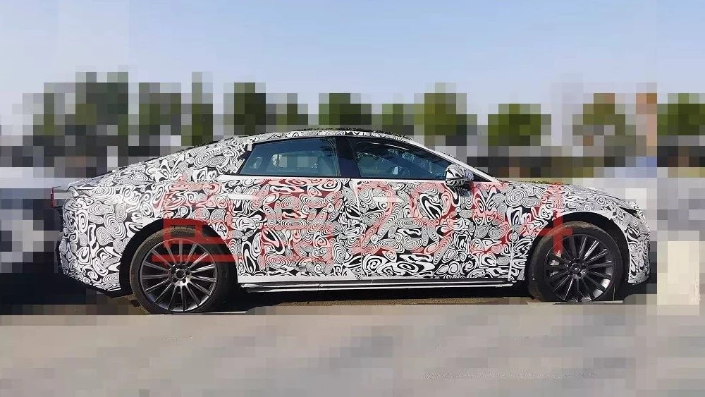 седан Exeed E03 сбоку