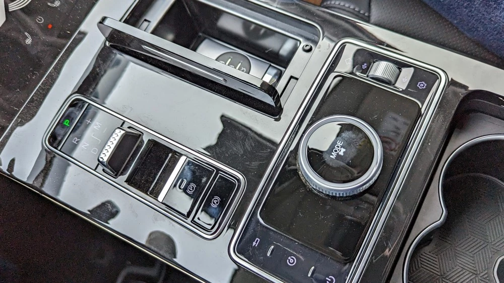 полноприводный Exeed LX AWD 4x4 тоннель