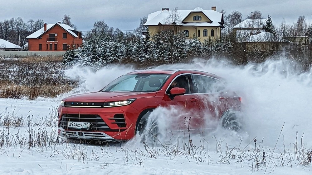 «Пятаки» на снегу. Проверили полноприводный Exeed LX с «роботом» и новым мотором полноприводный Exeed LX AWD 4x4 снег
