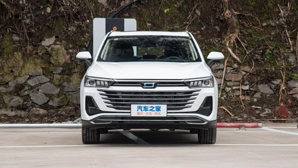обновленный FAW Bestune T77 спереди