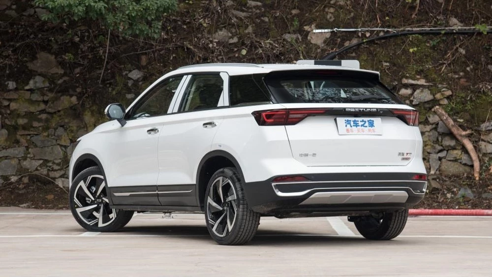 обновленный FAW Bestune T77 сзади