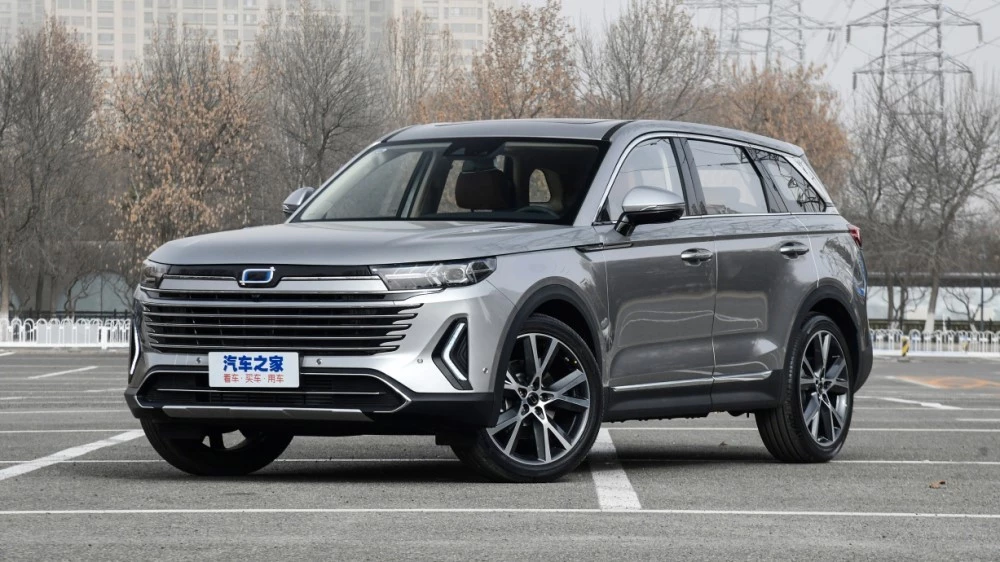 обновленный FAW Bestune T99 спереди