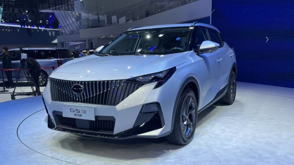 GAC GS3 нового поколения спереди сбоку на автосалоне в Гуанчжоу 2022