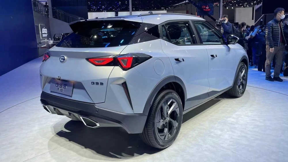 GAC GS3 нового поколения сзади сбоку на автосалоне в Гуанчжоу 2022