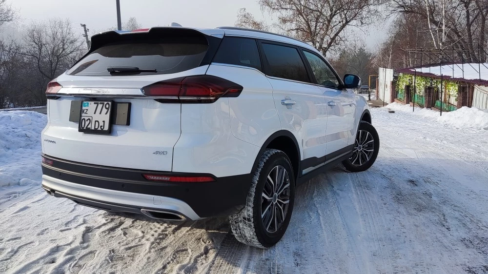Geely Azkarra сзади
