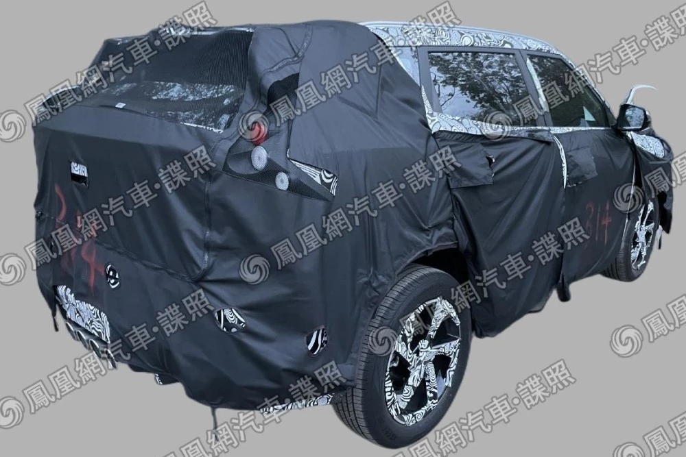 Geely Coolray L новое поколение сзади сбоку