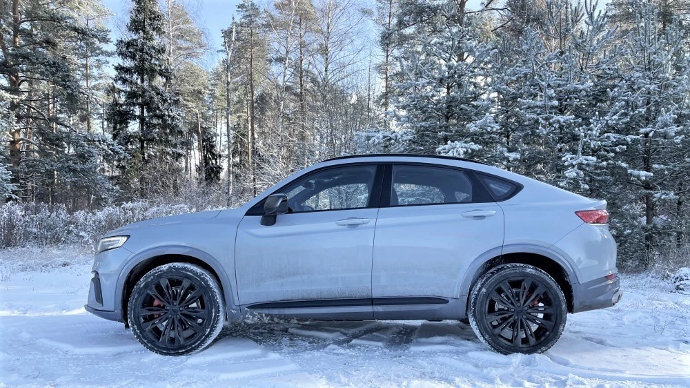 Geely Tugella рестайлинг сбоку