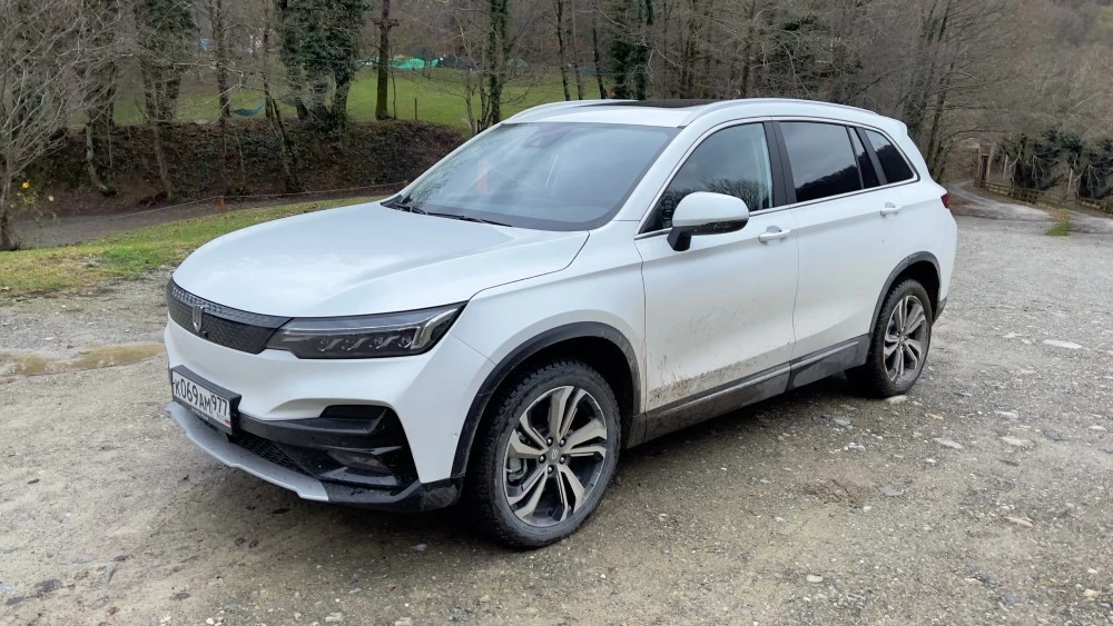 Тест-драйв Skywell ET5. Имеет ли этот кроссовер шансы на успех в России Skywell ET5 сбоку спереди