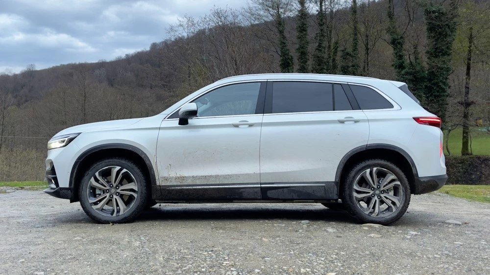 Skywell ET5 сбоку