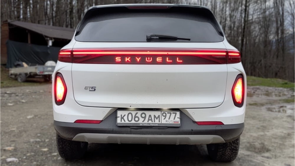 Skywell ET5 сзади фонарь надпись