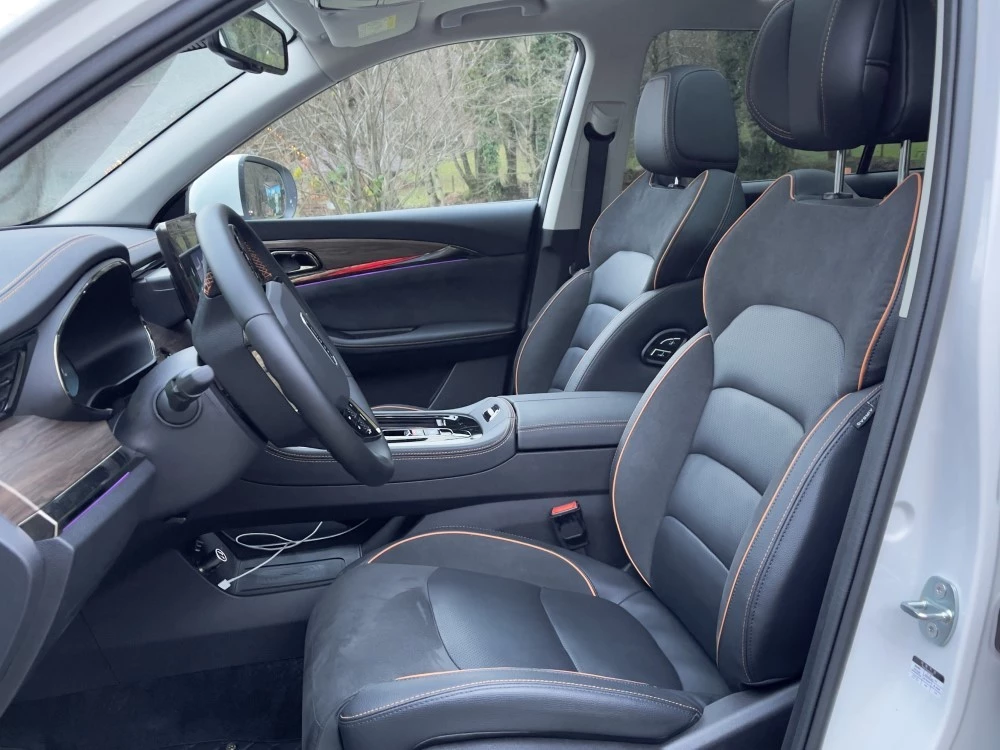 Skywell ET5 салон первый ряд