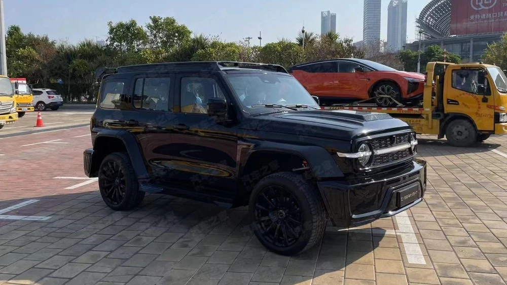 Tank 300 CyberKnight спереди сбоку