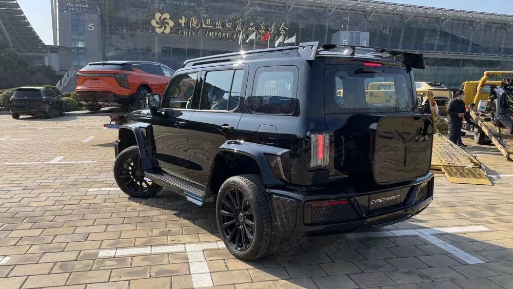 Tank 300 CyberKnight сзади сбоку