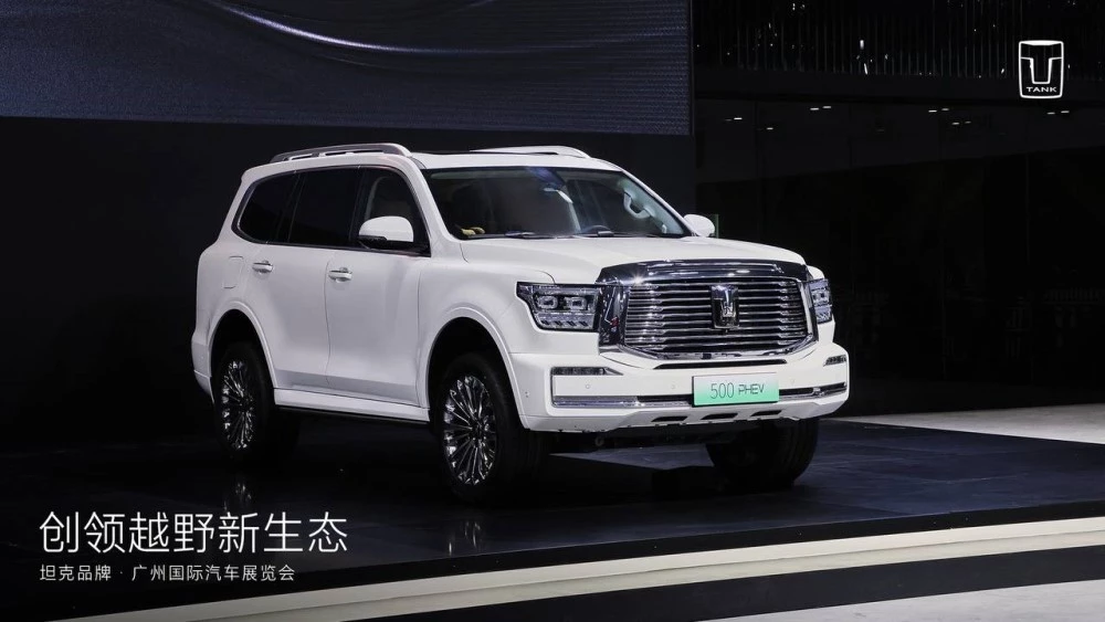 гибридный внедорожник Tank 500 спереди сбоку автосалон в Гуанчжоу 2022