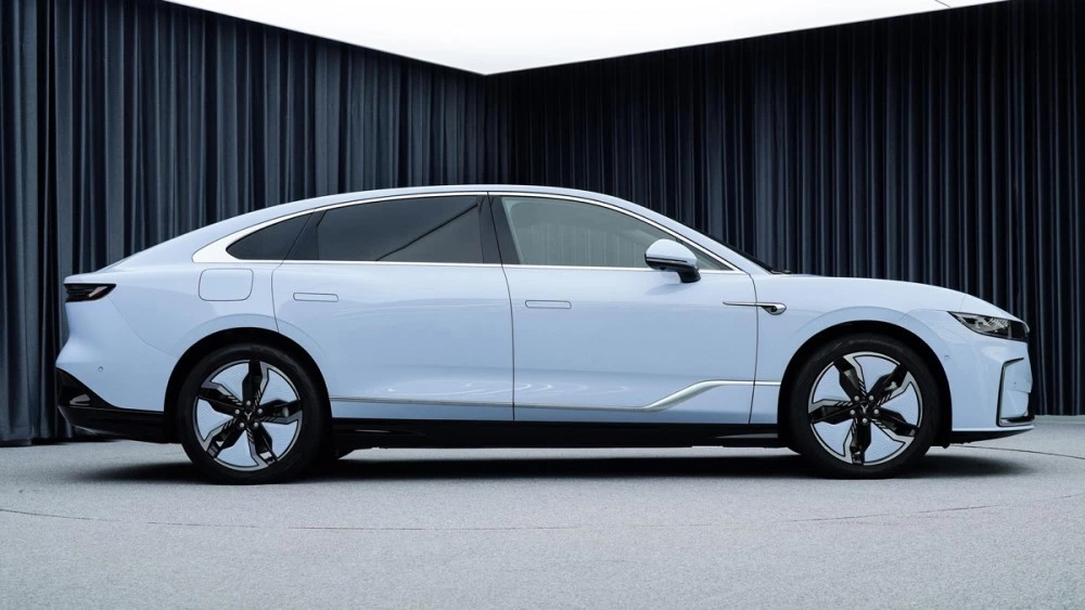 седан Voyah Zhuiguang