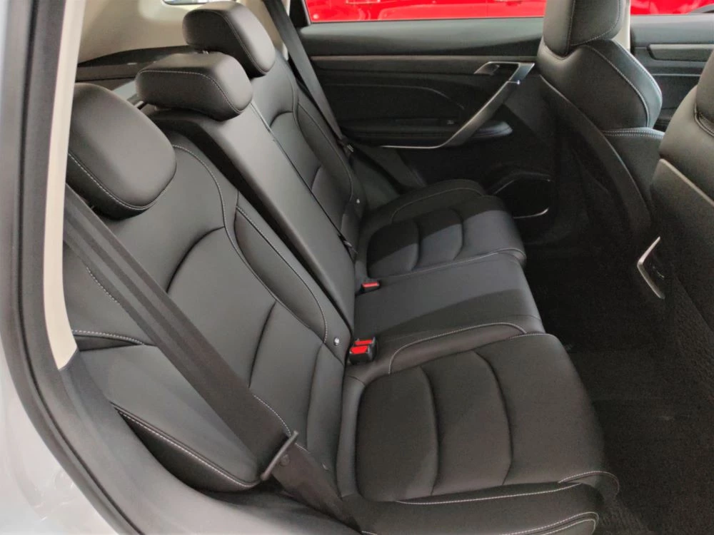 Geely Atlas Pro второй ряд подогрев центральный подлокотник салон