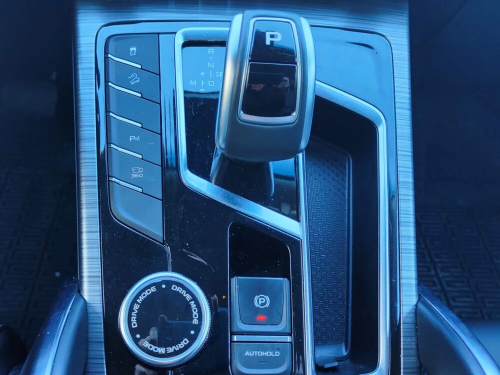 Geely Atlas Pro салон интерьер тоннель глянцевый