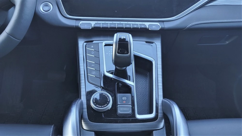 Geely Atlas Pro салон интерьер физические кнопки