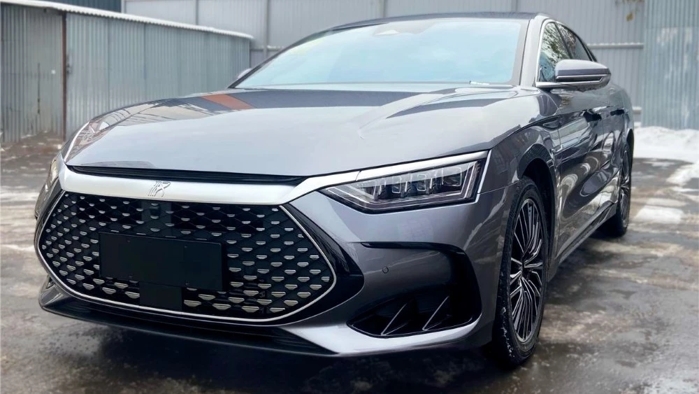 гибридный седан BYD Han DM-i купить в Москве спереди сзади