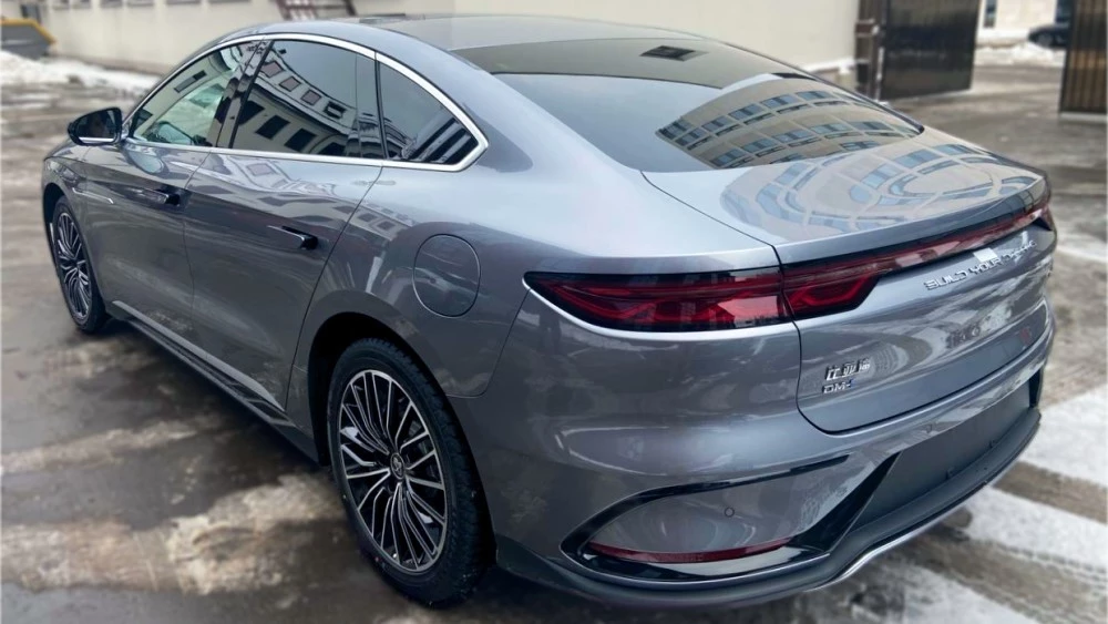 гибридный седан BYD Han DM-i купить в Москве сбоку сзади