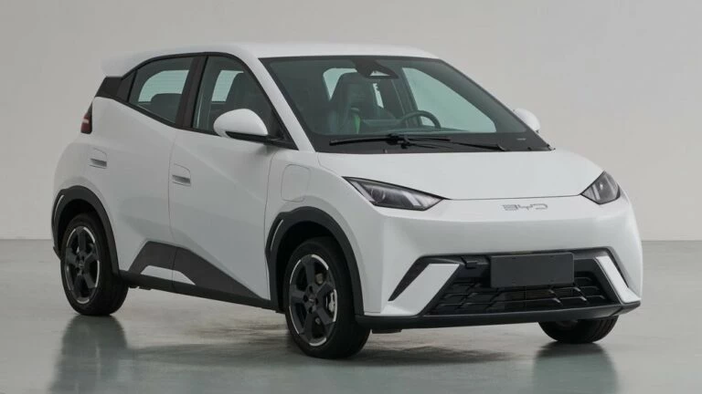 электрический хэтчбек BYD Seagull спереди сбоку