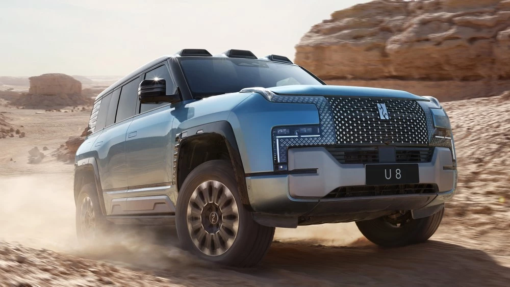внедорожник BYD Yangwang U8 спереди сбоку