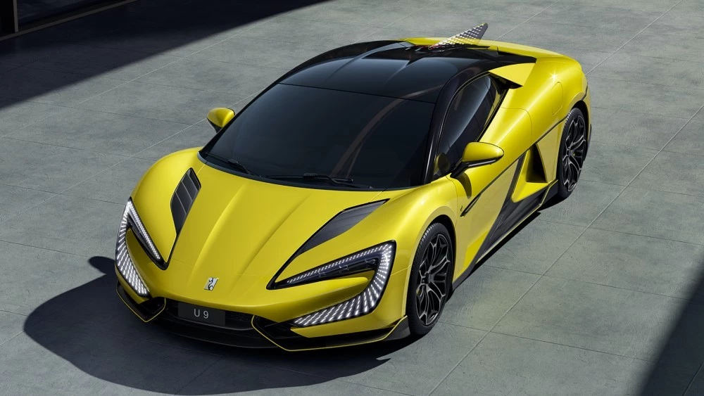 гиперкар BYD Yangwang U9 спереди сбоку