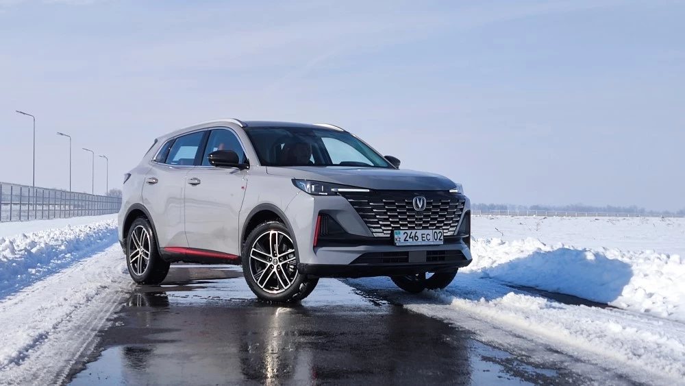 Changan CS55 Plus тест-драйв сбоку спереди