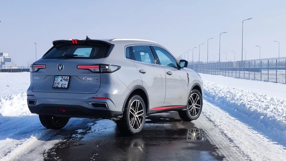 Changan CS55 Plus тест-драйв сбоку сзади