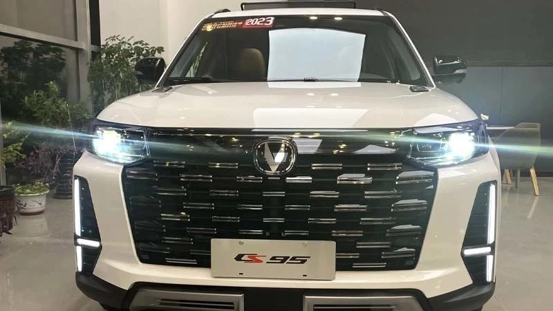 кроссовер Changan CS95 2023 модельного года спереди