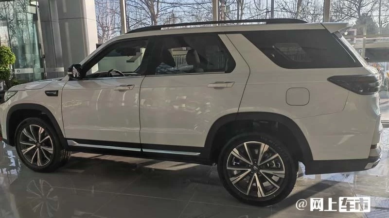 кроссовер Changan CS95 2023 модельного года сбоку сзади