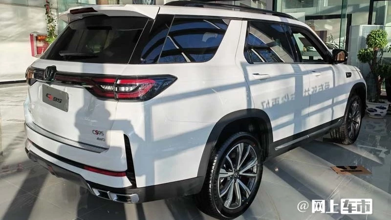 кроссовер Changan CS95 2023 модельного года сбоку сзади