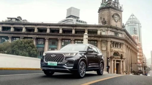 Chery начнет с гибрида. Компания назвала сроки появления новинок в России