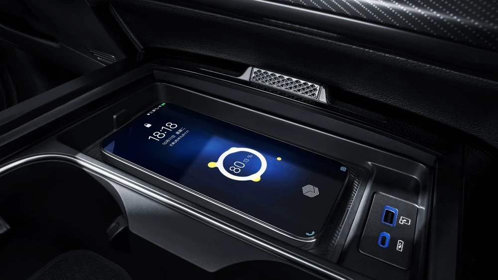 салон кроссовера Exeed LX 400T беспроводная зарядка