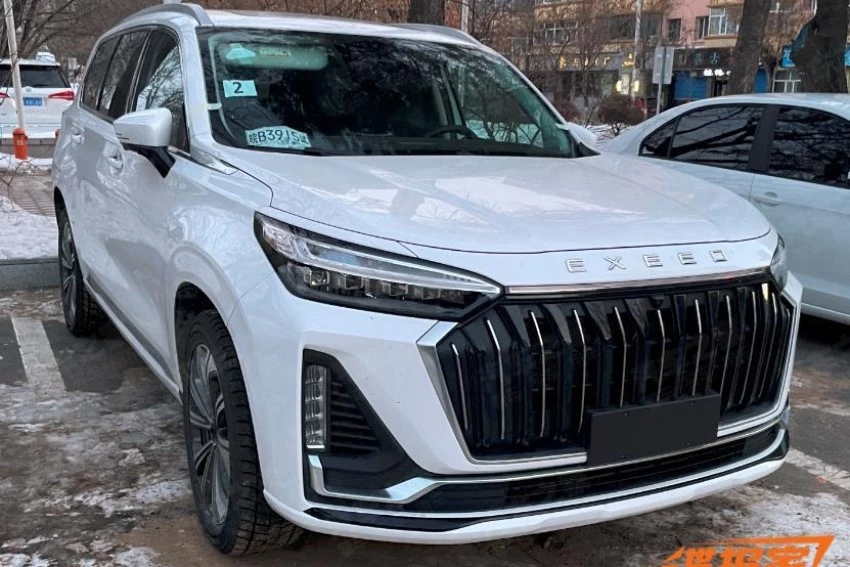 обновленный кроссовер Exeed VX сбоку спереди