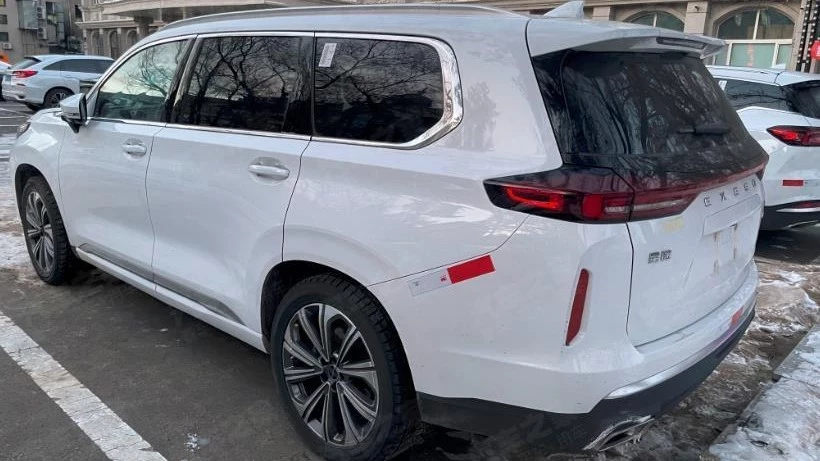 обновленный кроссовер Exeed VX сбоку сзади