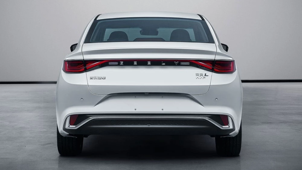 Geely Emgrand Hi-P с новым дизайном сзади