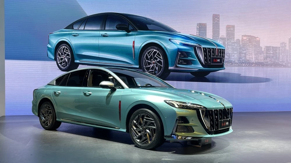 седан Hongqi H6 на автосалоне в Гуанчжоу спереди сбоку