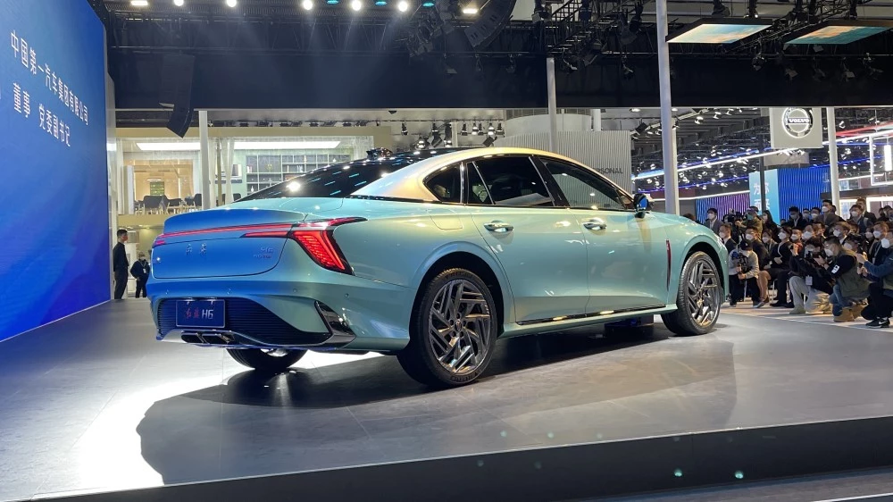 Hongqi H6 сбоку сзади