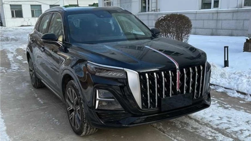 Больше пафоса. Раскрыты особенности нового поколения кроссовера Hongqi HS5 Hongqi HS5 нового поколения спереди сбоку