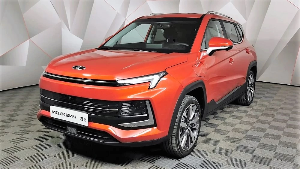 электрический кроссовер «Москвич 3е» спереди сбоку