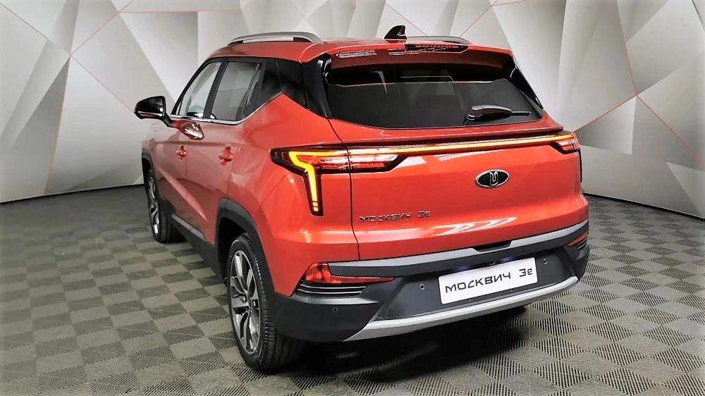 электрический кроссовер «Москвич 3е» сзади сбоку