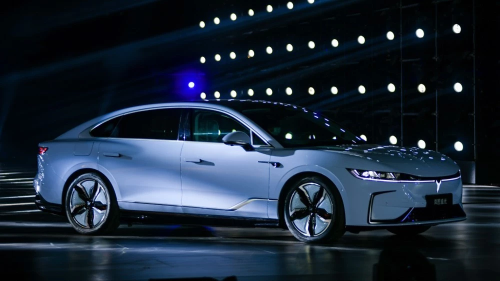 Voyah Zhuiguang седан сбоку