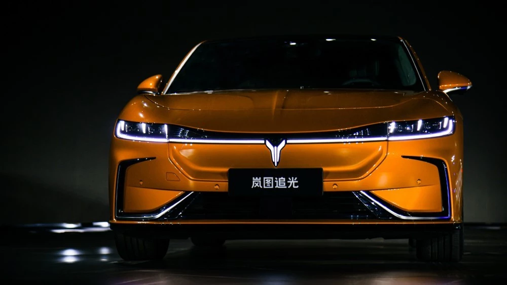 Voyah Zhuiguang седан спереди