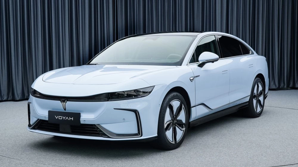 седан Voyah Zhuiguang спереди сбоку