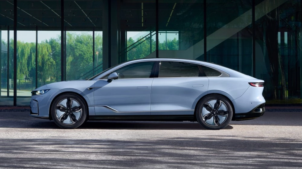 седан Voyah Zhuiguang сбоку