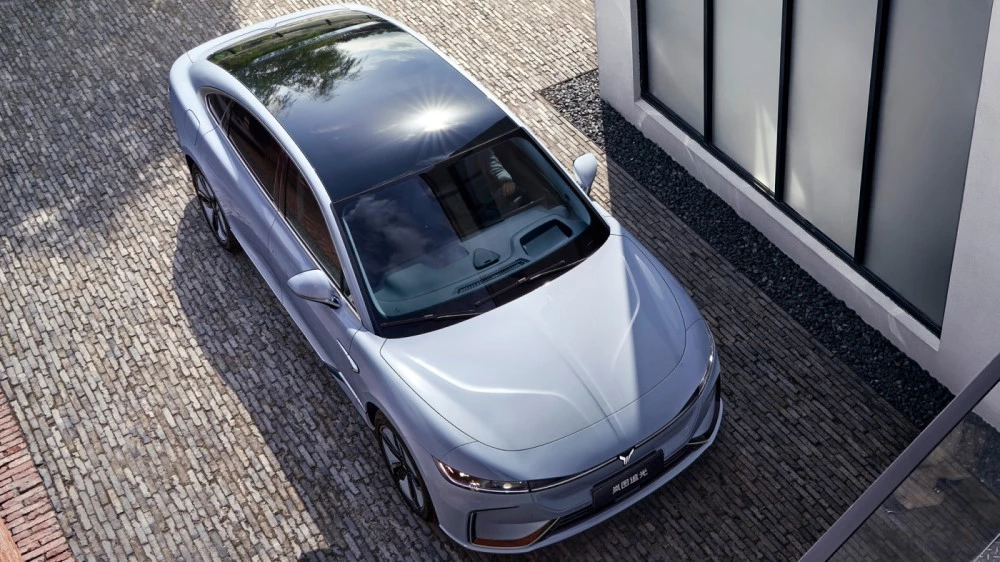 седан Voyah Zhuiguang сверху сбоку